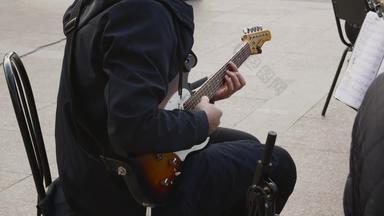吉他球员玩岩石音乐户外性能音乐家玩音乐声吉他街音乐会吉他手戏剧旋律字符串